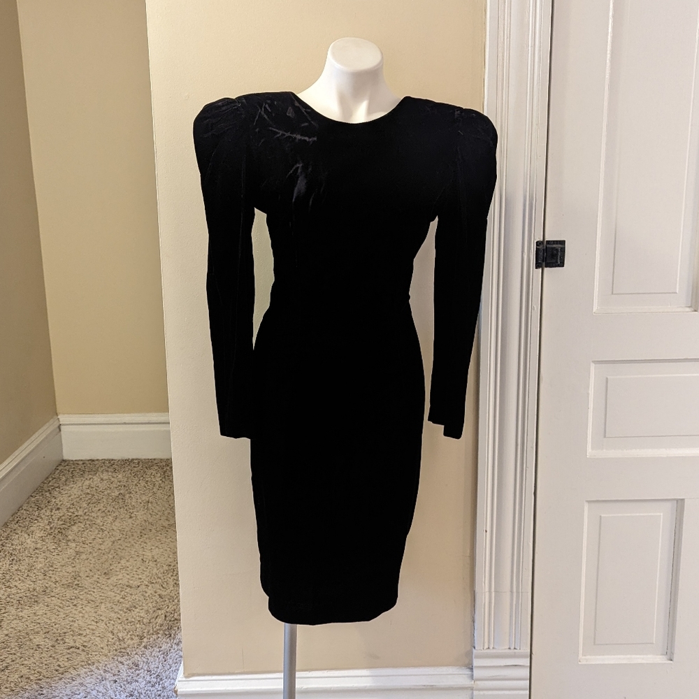 Vintage Black Sheath Dress with Puff Sleeves and Crew Neck